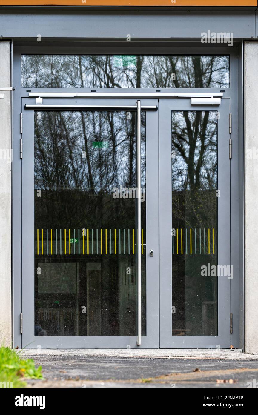 Deggendorf, Deutschland. 17. April 2023. Eine automatische Tür im Robert Koch Gymnasium. Der Bezirk Deggendorf will fast 28.000 Euro vom Freistaat Bayern für die automatische Tür, die einem schwerbehinderten Lehrer Zugang zur staatlichen Highschool in Deggendorf ermöglicht. Kredit: Armin Weigel/dpa/Alamy Live News Stockfoto