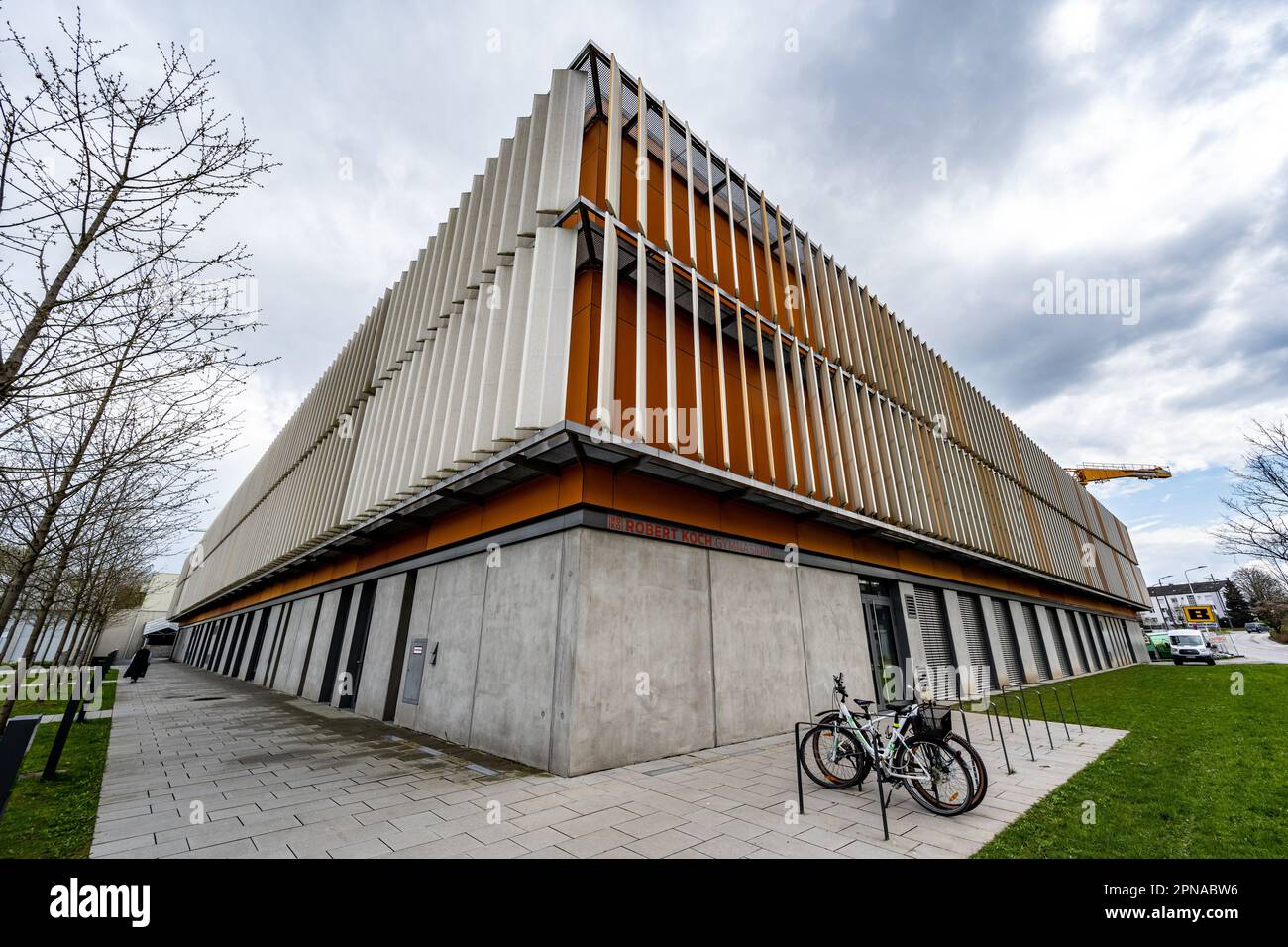 Deggendorf, Deutschland. 17. April 2023. Die Robert Koch High School. Der Bezirk Deggendorf will fast 28.000 Euro vom Freistaat für die automatische Tür, die schwerbehinderten Lehrern den Zugang zur staatlichen Highschool in Deggendorf ermöglicht. Kredit: Armin Weigel/dpa/Alamy Live News Stockfoto