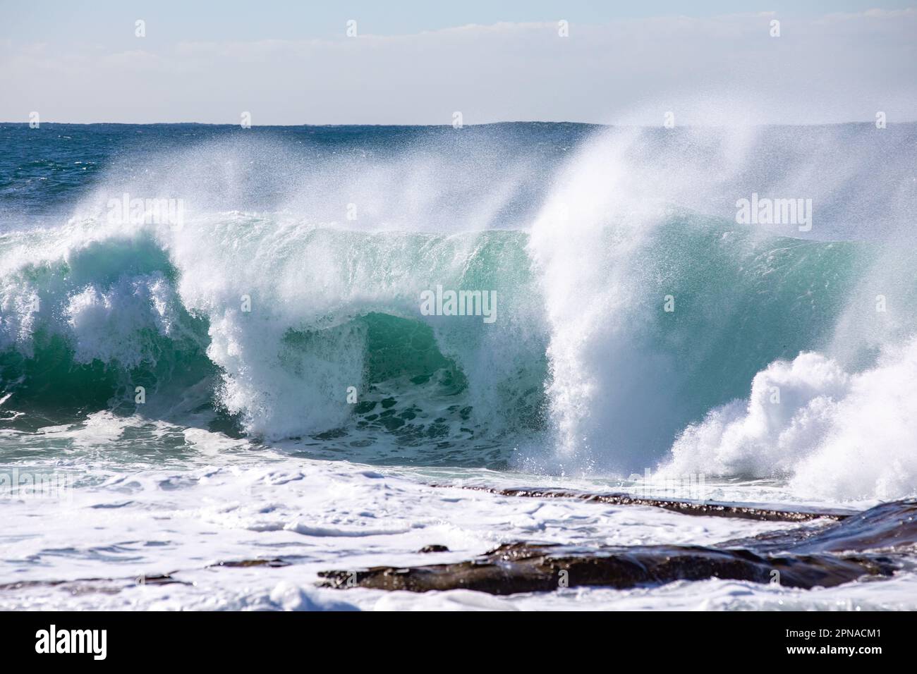 Große Wellen mit Spray und weißen Pferden am Dee Why Beach Stockfoto