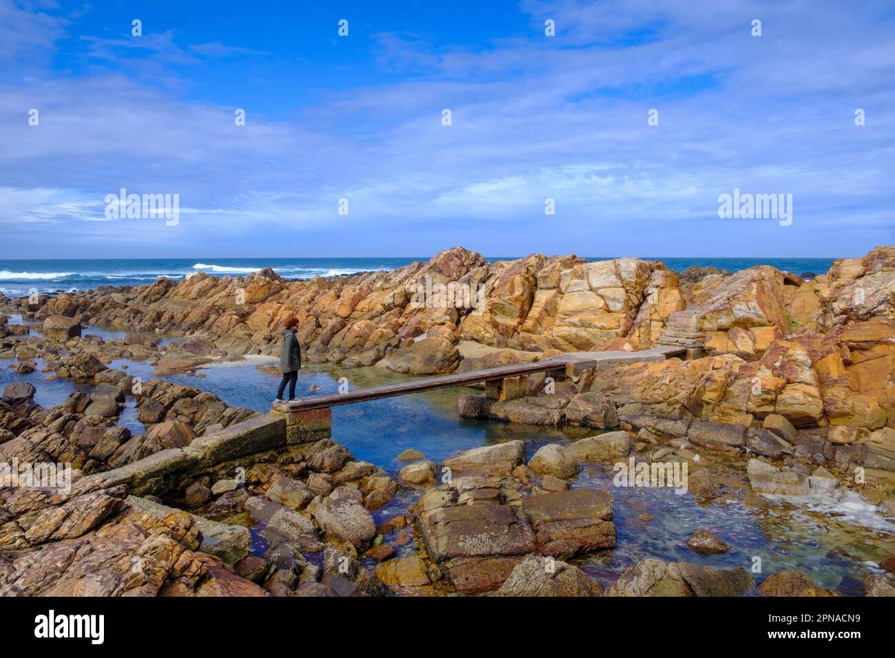 Kleine Brücke auf Felsen, Küste von Cape St. Blaize, Mosselbay, Mossel Bay, Garden Route, Westkap, Südafrika Stockfoto