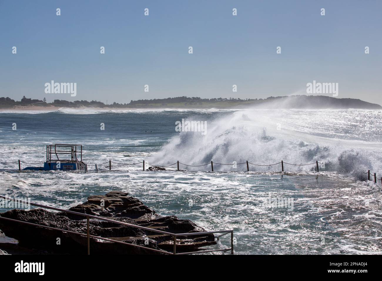 Wellen stürzen über Dee Why Beach Rockpools, Ozeanschwimmbecken Stockfoto
