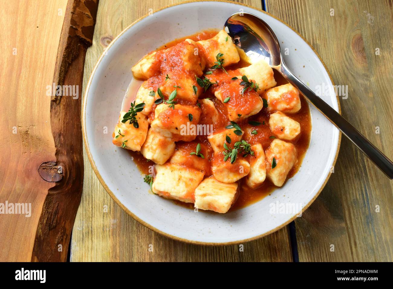 Gnocchi mit Tomatensoße und Kräutern Stockfoto