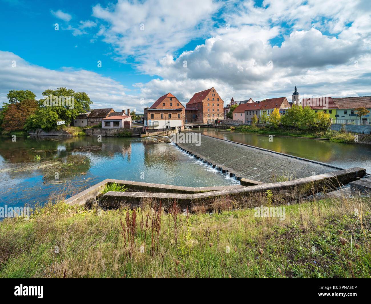 Wehr und historische Wassermühle am Fluss Unstrut, Laucha an der Unstrut, Sachsen-Anhalt, Deutschland Stockfoto