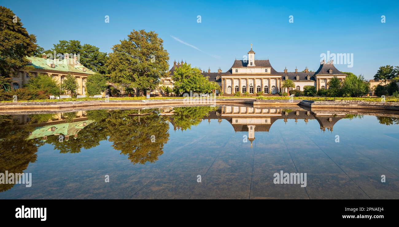 Der zentrale Palast des Palastes Pillnitz im Elbtal spiegelt sich im Wasserbecken, der sächsischen Weinstraße, Dresden, Sachsen, Deutschland wider Stockfoto
