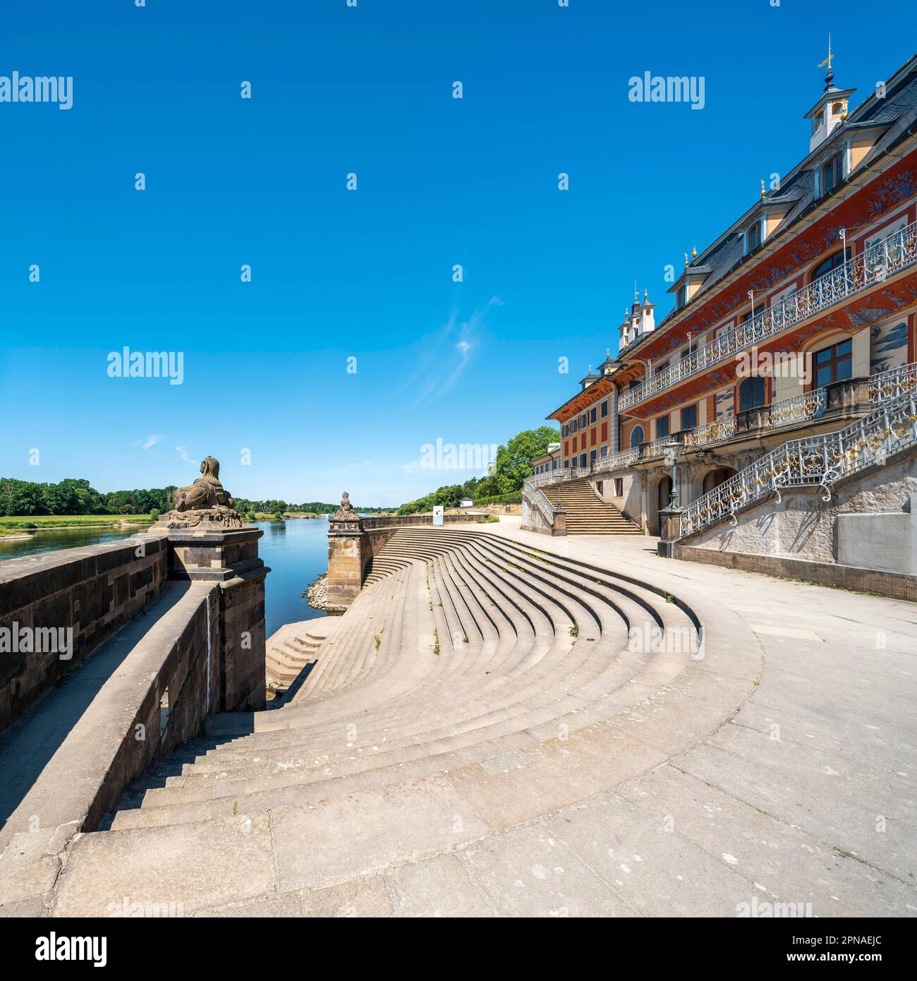 Die Schiffstreppe auf der Elbe am Wasserpalast des Pillnitz-Palastes, Elbtal, sächsische Weinstraße, Dresden, Sachsen, Deutschland Stockfoto