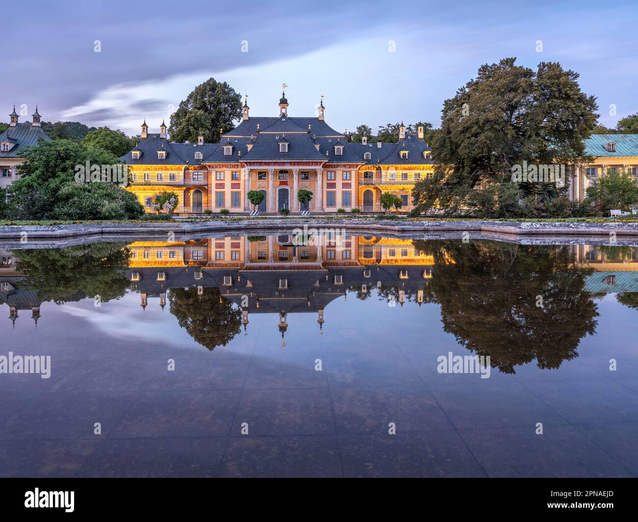 Der Bergpalais des Pillnitz-Palastes im Elbtal spiegelt sich im Wasserbecken, der sächsischen Weinstraße, Dresden, Sachsen, Deutschland wider Stockfoto