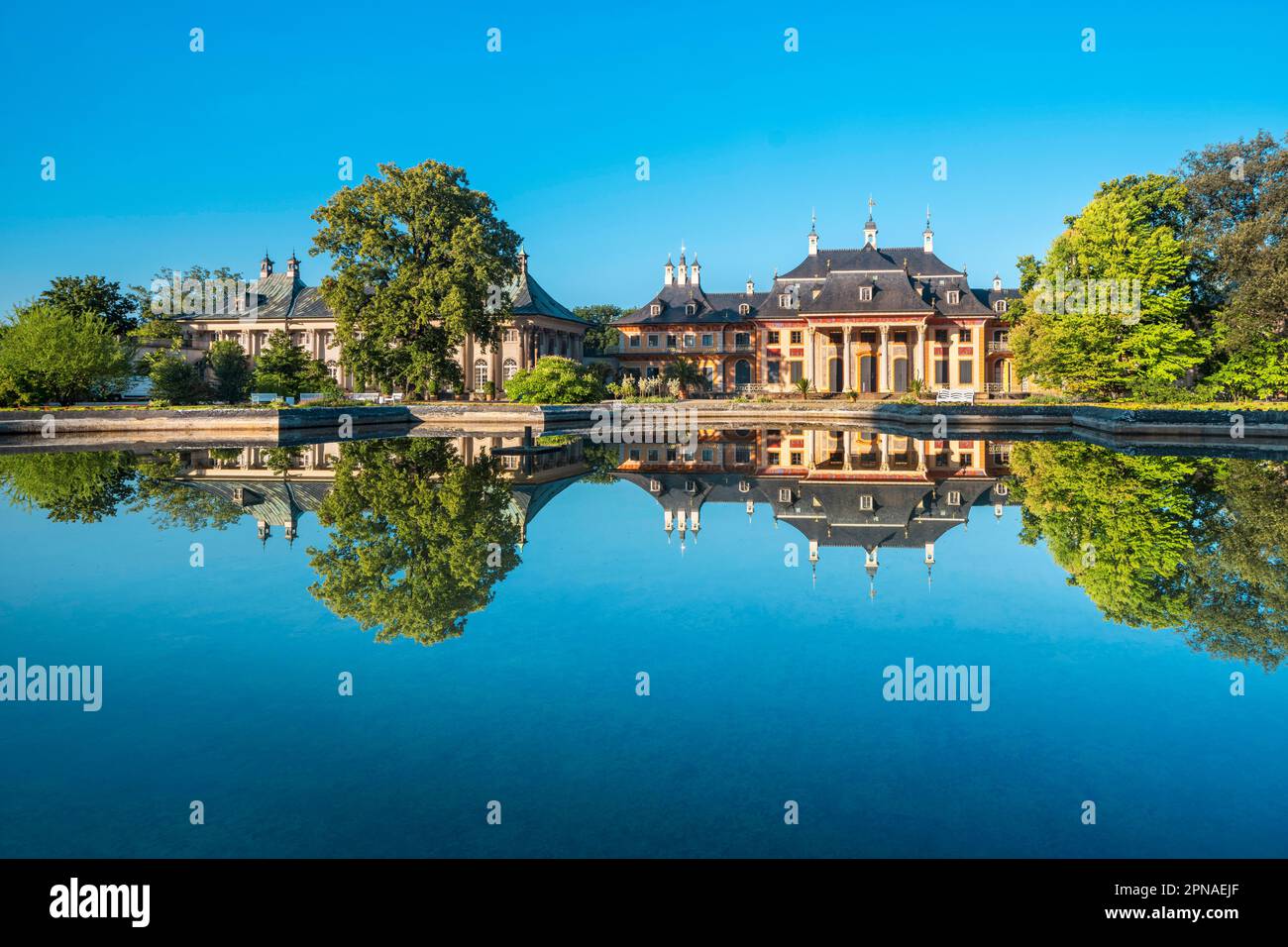 Der Wasserpalast des Palastes Pillnitz im Elbtal spiegelt sich im Wasserbecken, der sächsischen Weinstraße, Dresden, Sachsen, Deutschland wider Stockfoto