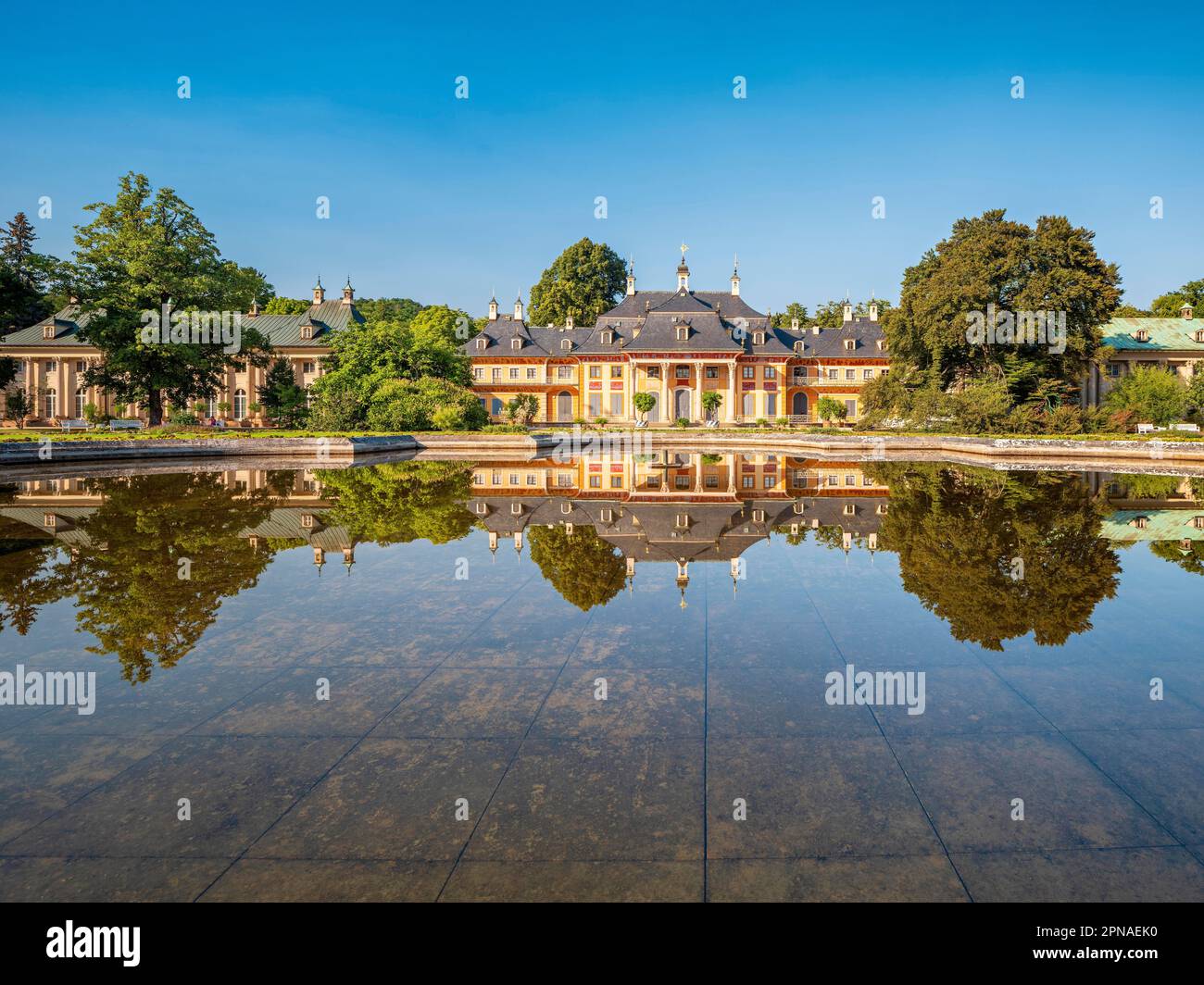 Der Bergpalais des Pillnitz-Palastes im Elbtal spiegelt sich im Wasserbecken, der sächsischen Weinstraße, Dresden, Sachsen, Deutschland wider Stockfoto