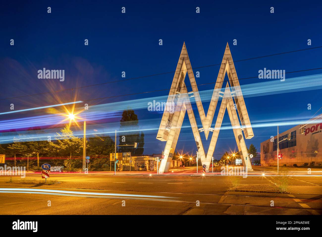 Double-M, auch Messe-M, Logo der Leipziger Messe, Nachtaufnahme mit Lichtspuren, Alte Messe, Leipzig, Sachsen, Deutschland Stockfoto