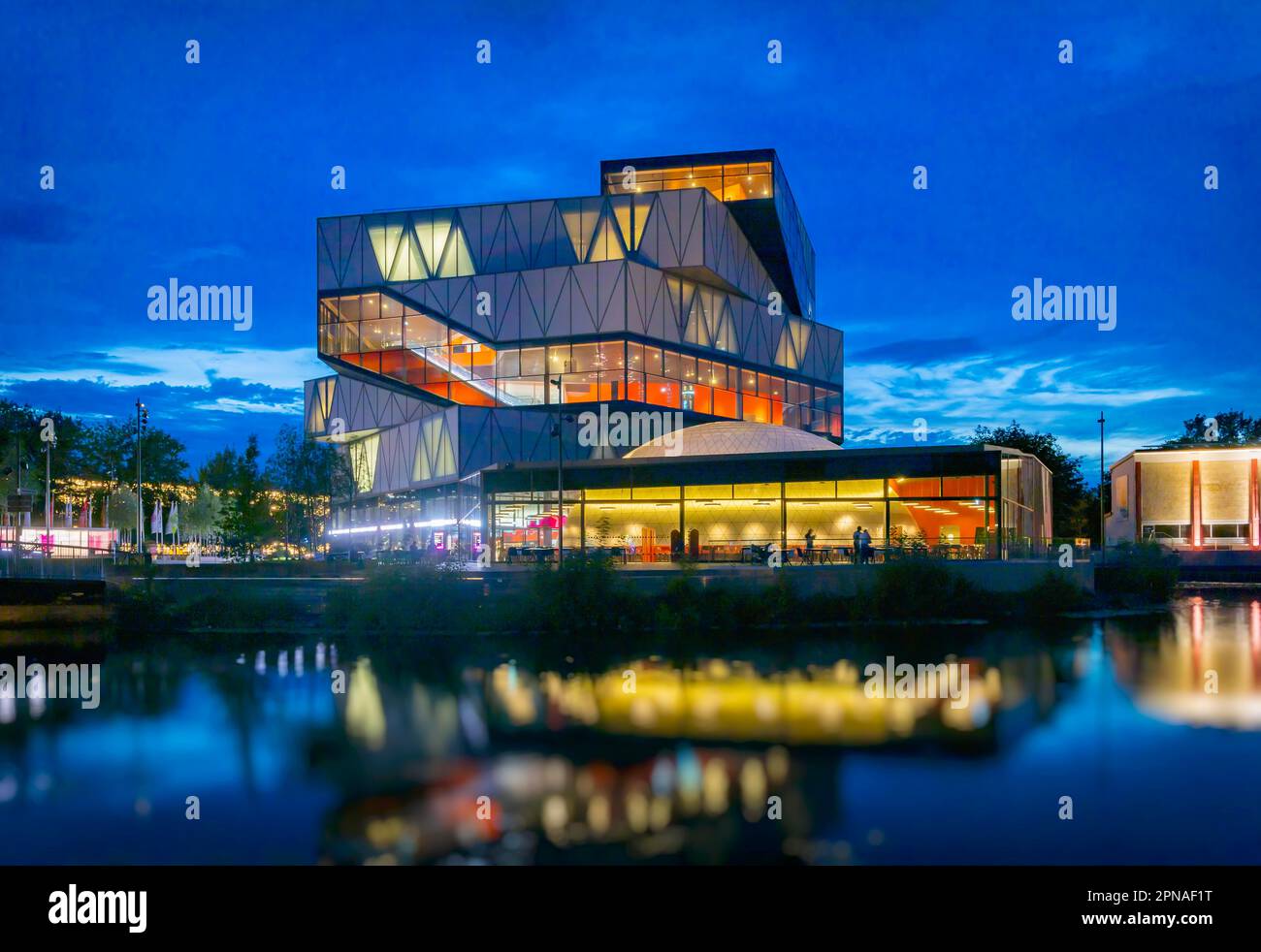 Science Center Experiment, Welt des Lernens und der Erfahrung, Wissenschaft und Technologie, Außenansicht des experimentellen Museums am Abend Stockfoto