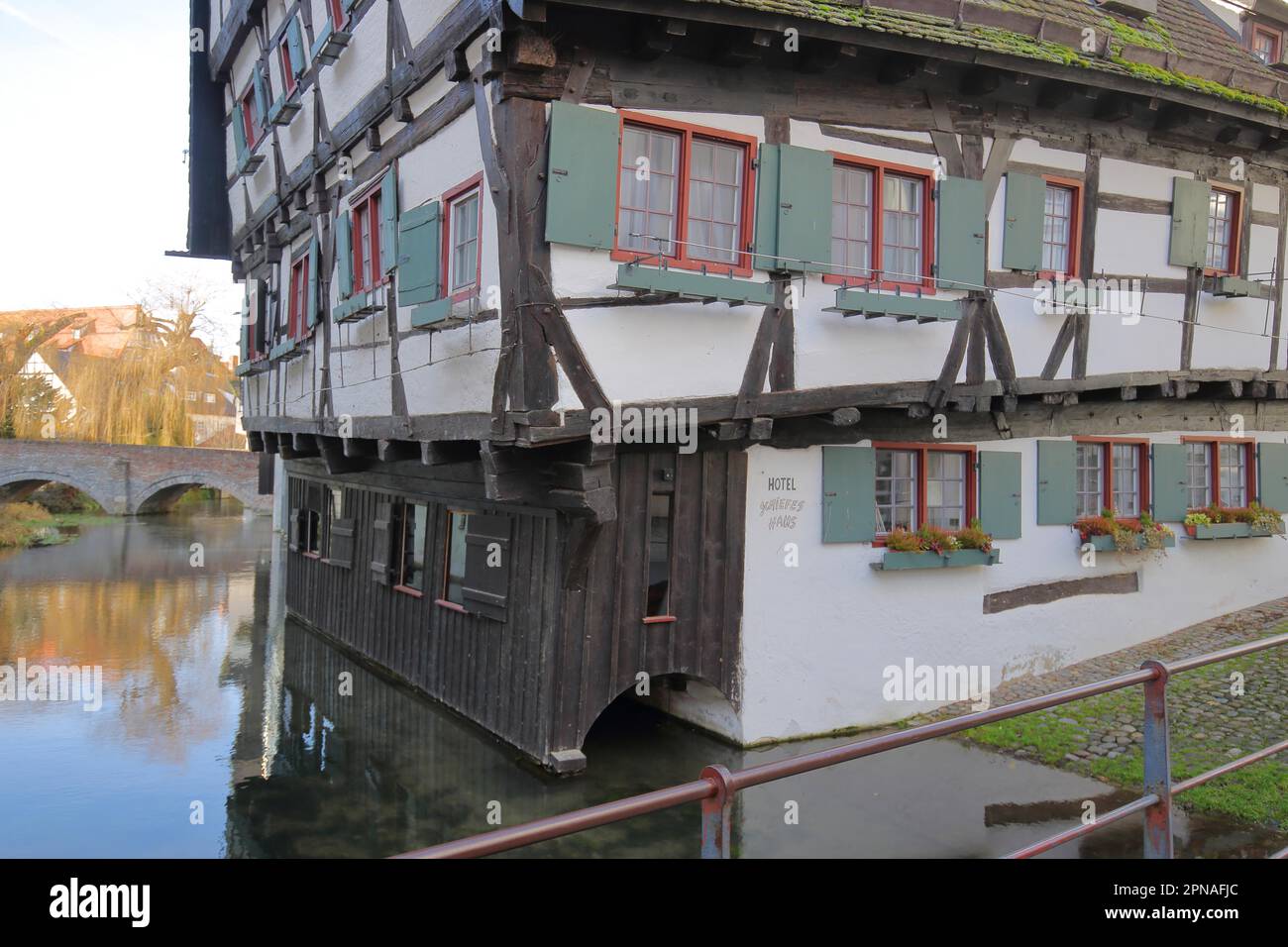 Fachwerkhaus Schiefes Haus Hotel und Bach auf den kleinen Blau mit Haeuslesbrücke, Steinbogenbrücke, Holzbau, Fischerviertel, Ulm Stockfoto