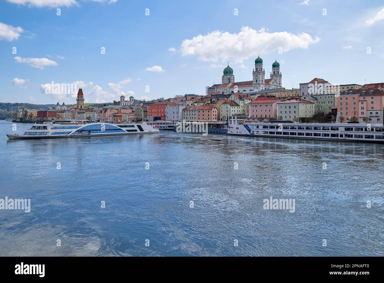 Altstadt von Passau, Blick über die Donau, wunderschönes Wetter, St. Stephen's Cathedral, Passau, Bayern Stockfoto