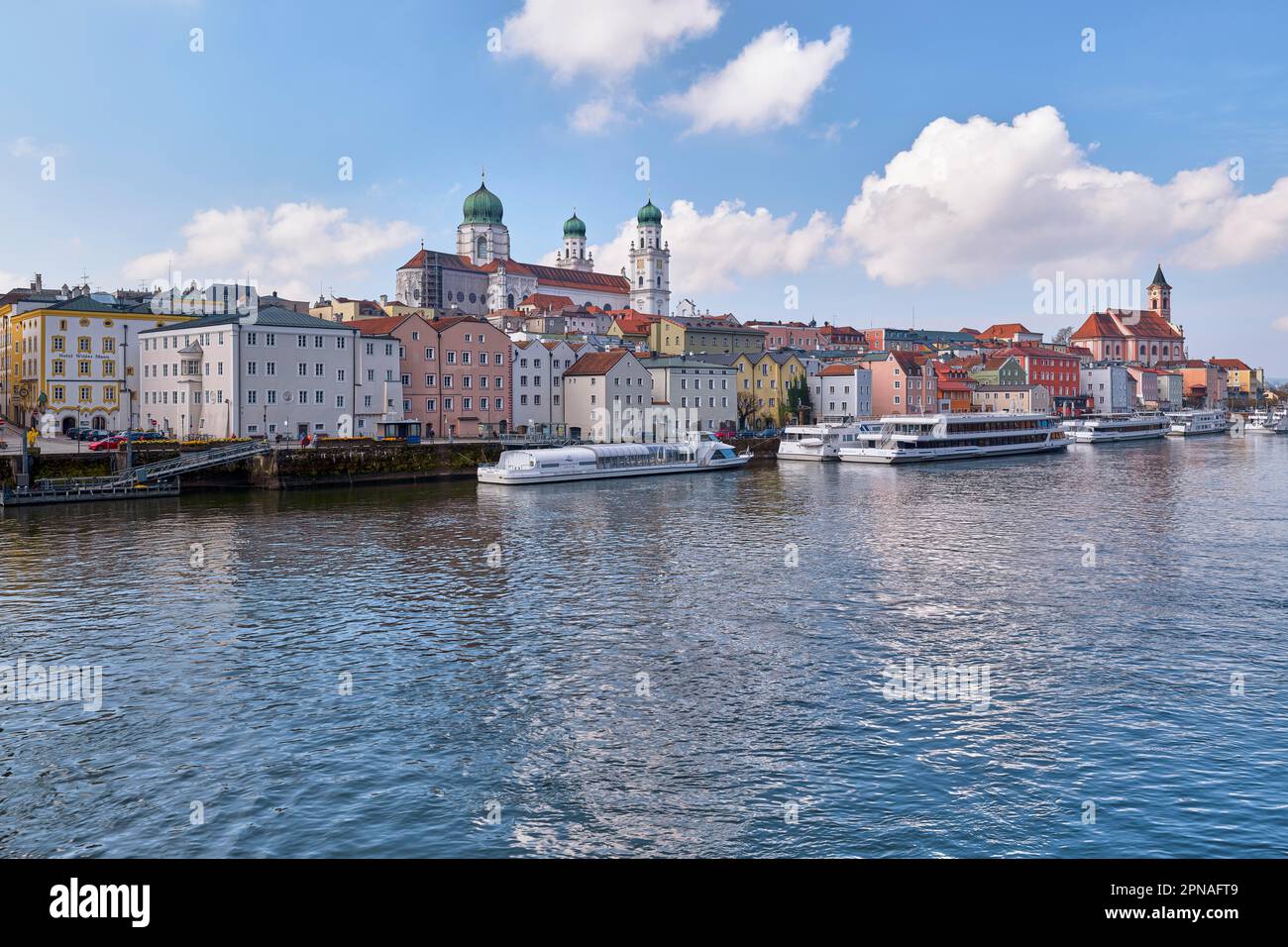 Altstadt von Passau, Blick über die Donau, wunderschönes Wetter, St. Pauls Gemeindekirche, St. Stephansdom, Passau, Bayern Stockfoto