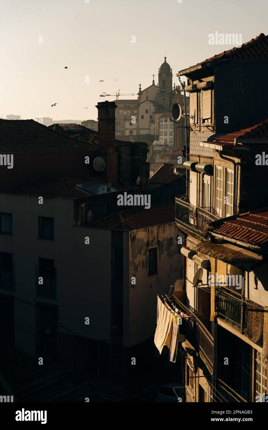 Blick auf den Sonnenuntergang, die Skyline von Porto, Häuser traditioneller Architektur, Portgal. Hochwertiges Foto Stockfoto