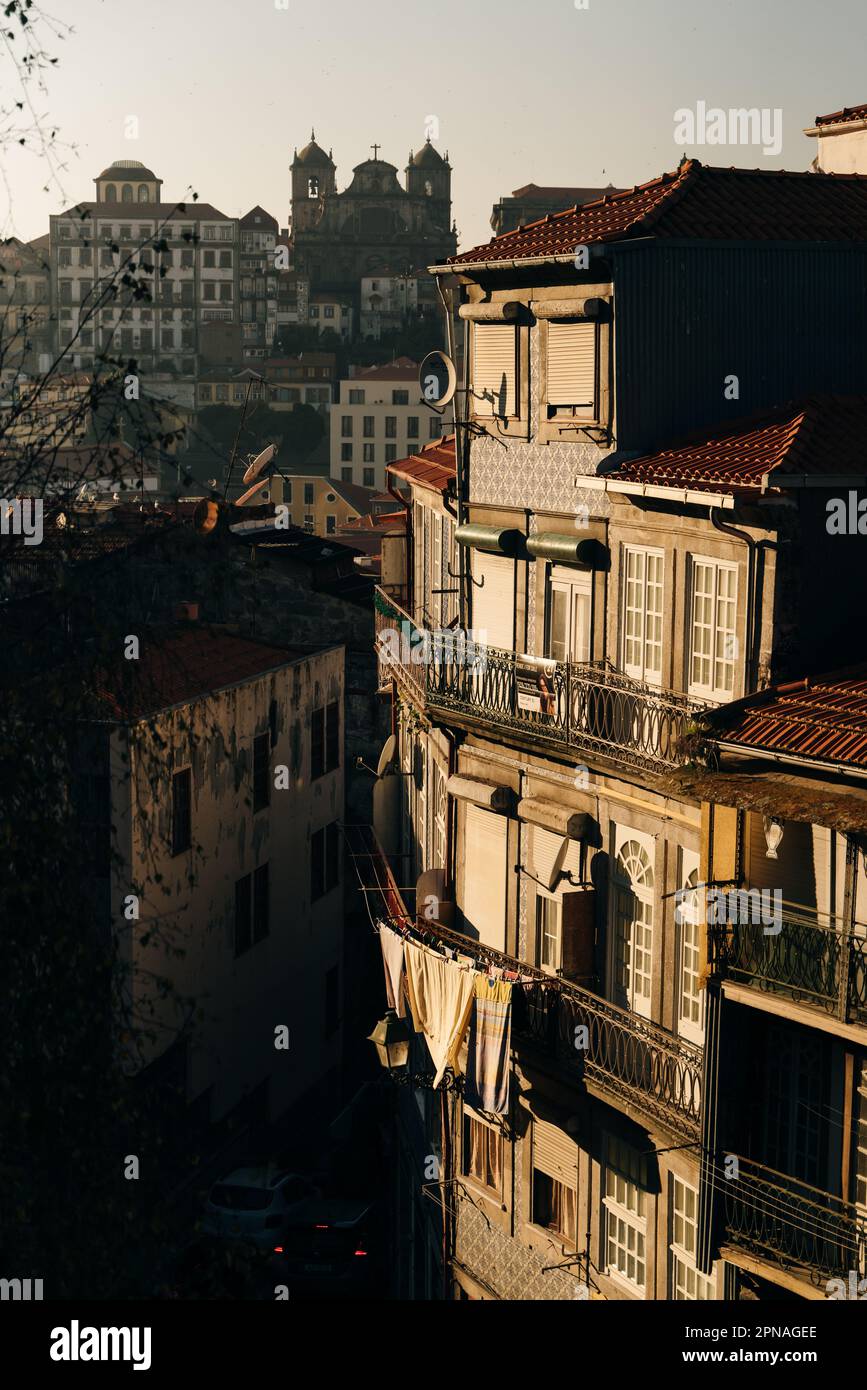 Blick auf den Sonnenuntergang, die Skyline von Porto, Häuser traditioneller Architektur, Portgal. Hochwertiges Foto Stockfoto