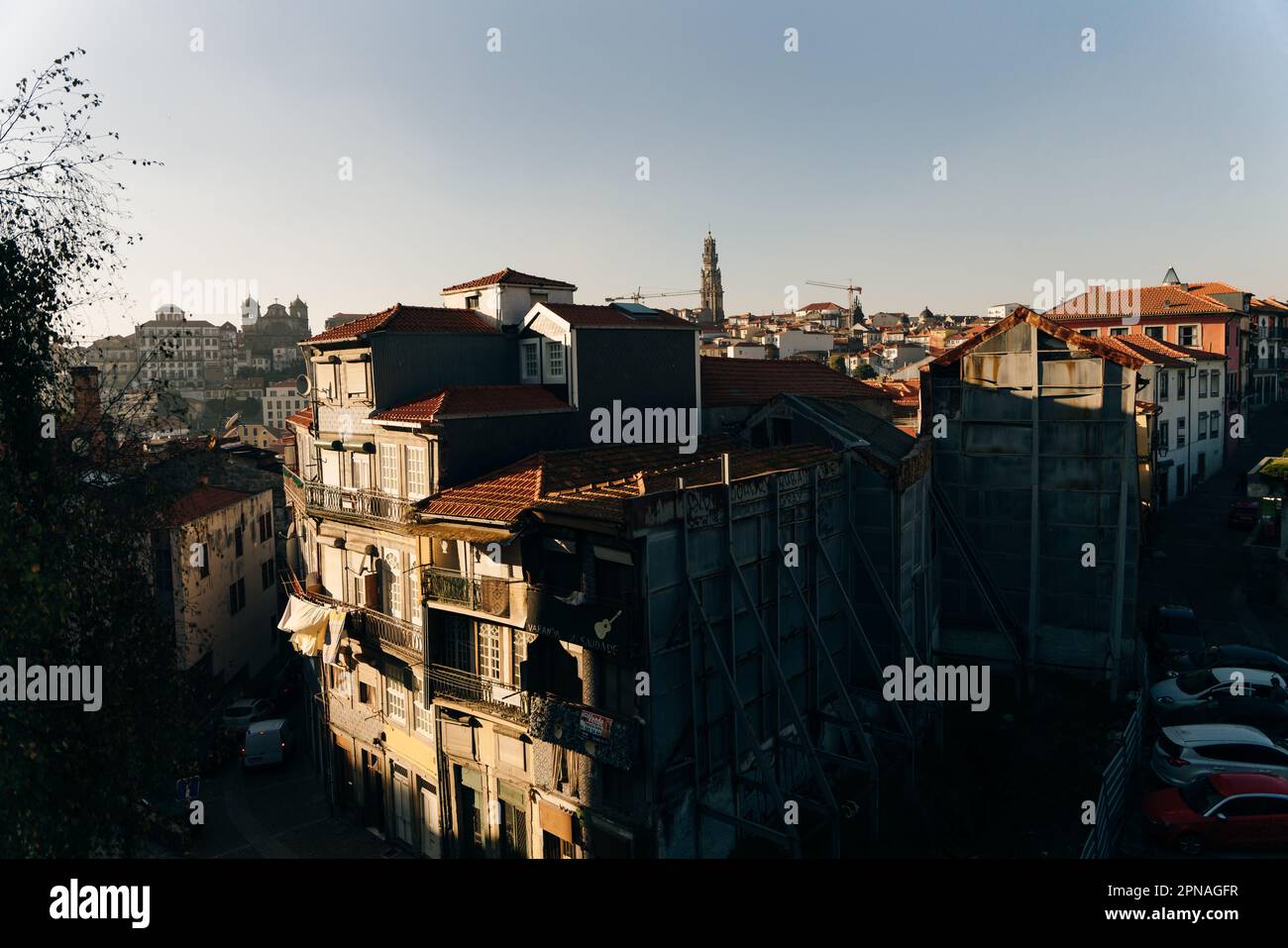 Blick auf den Sonnenuntergang, die Skyline von Porto, Häuser traditioneller Architektur, Portgal. Hochwertiges Foto Stockfoto