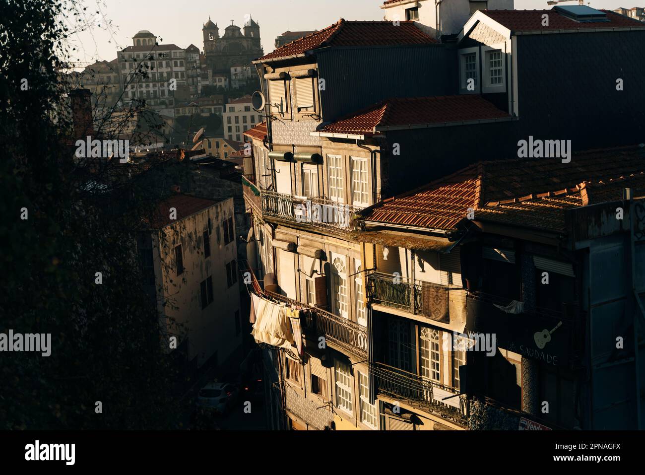 Blick auf den Sonnenuntergang, die Skyline von Porto, Häuser traditioneller Architektur, Portgal. Hochwertiges Foto Stockfoto