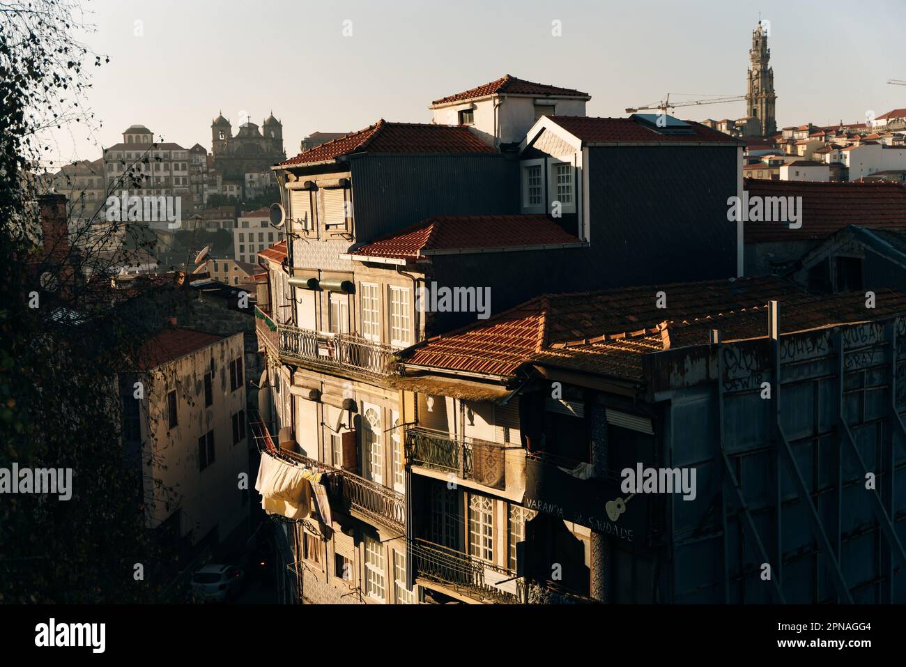 Blick auf den Sonnenuntergang, die Skyline von Porto, Häuser traditioneller Architektur, Portgal. Hochwertiges Foto Stockfoto