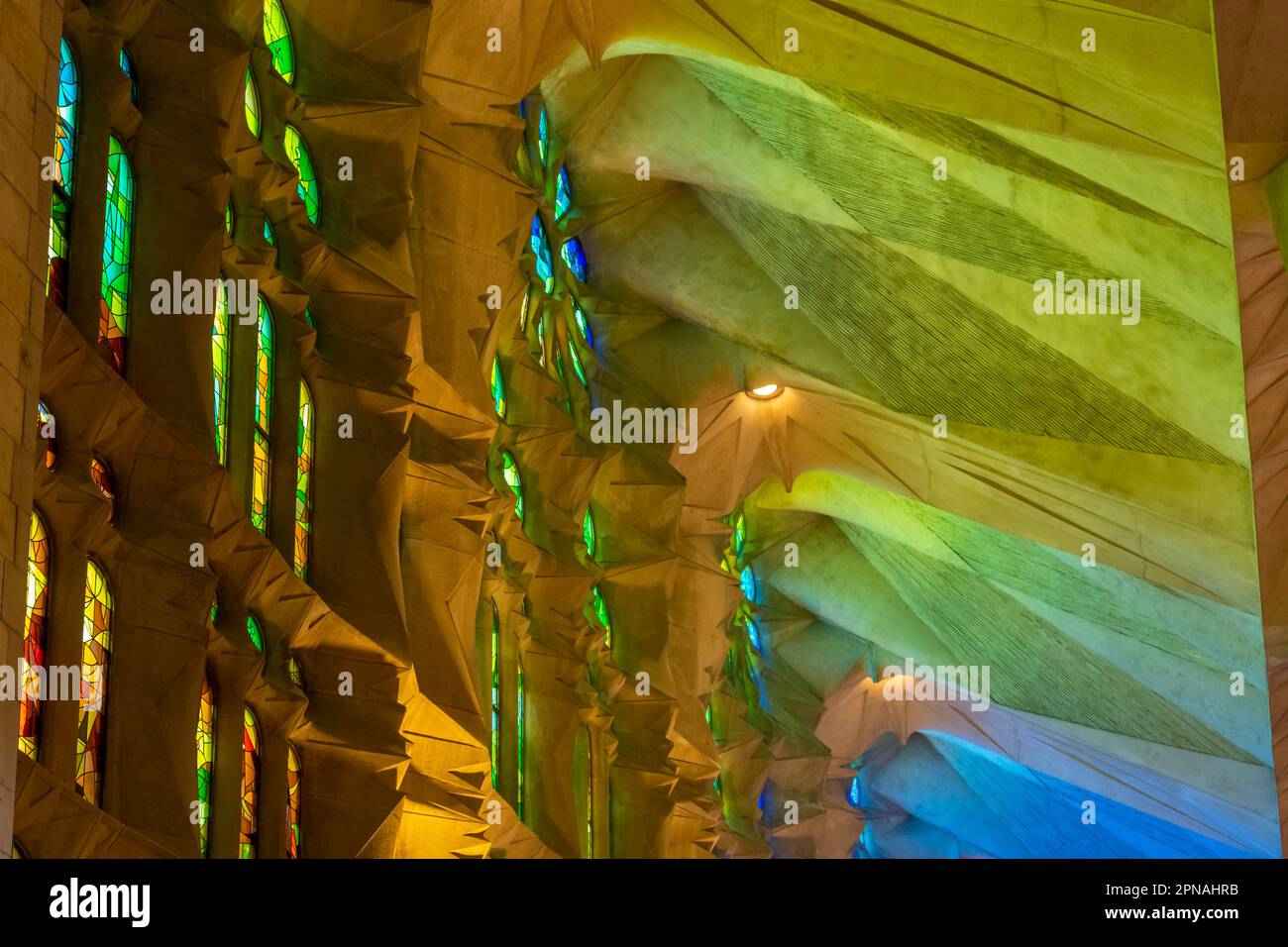 Farbenfrohes Licht aus den Buntglasfenstern, im Inneren der Sagrada Familia, Kirche der Heiligen Familie, Architekt Antoni Stockfoto