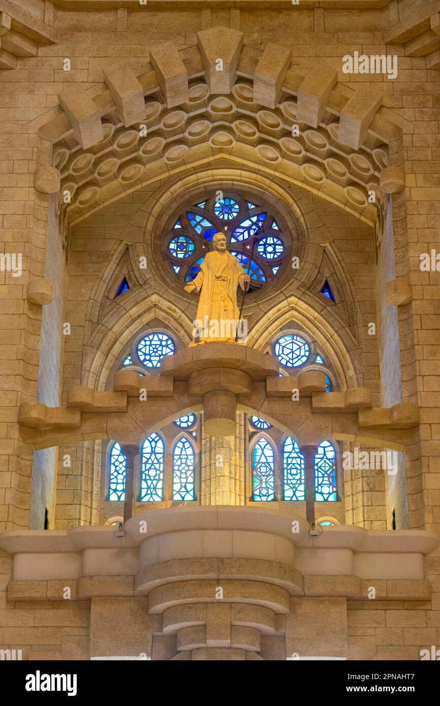 Heilige Figur und Buntglasfenster, Innenbereich der Sagrada Familia, Kirche der Heiligen Familie, Architekt Antoni Gaudi Stockfoto