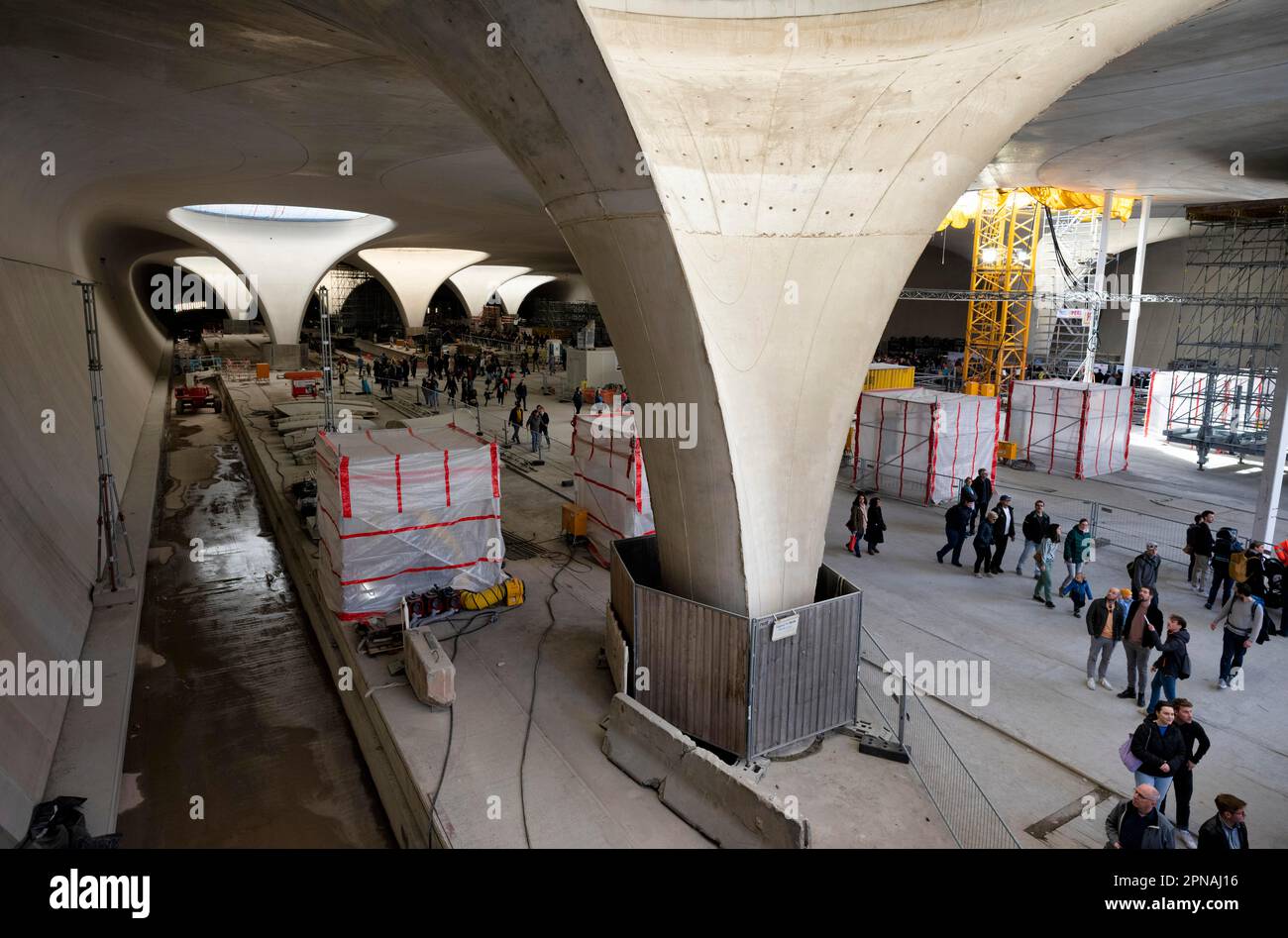 Besucher bewundern Becherstützen in der zukünftigen Rennstrecke, Baustelle Tag der offenen Tür 2023, Stuttgarter U-Bahn-Projekt 21, Stuttgart Stockfoto