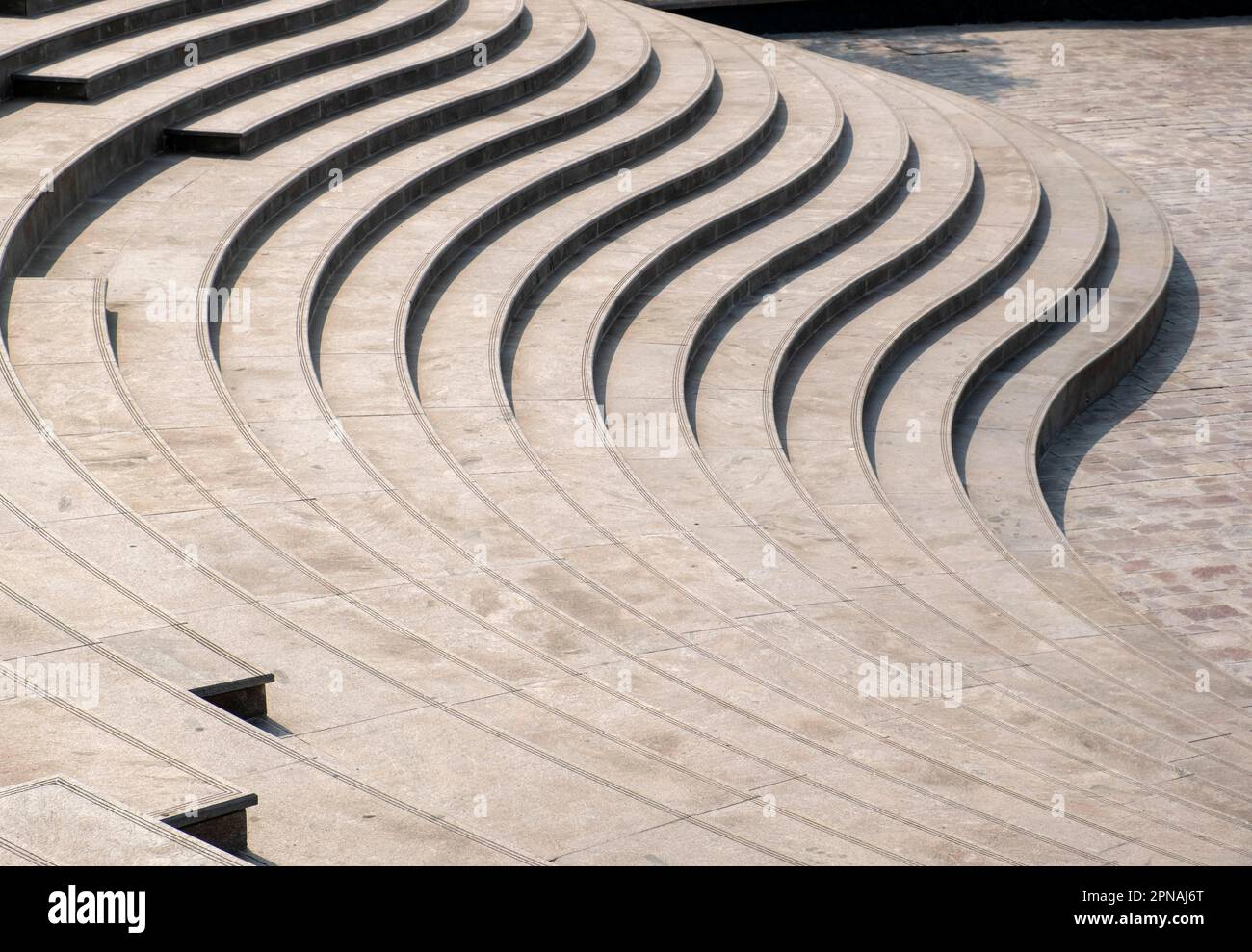 Blick auf die Leuchttreppe am Tag im Katara Cultural Village, Doha, Katar Stockfoto