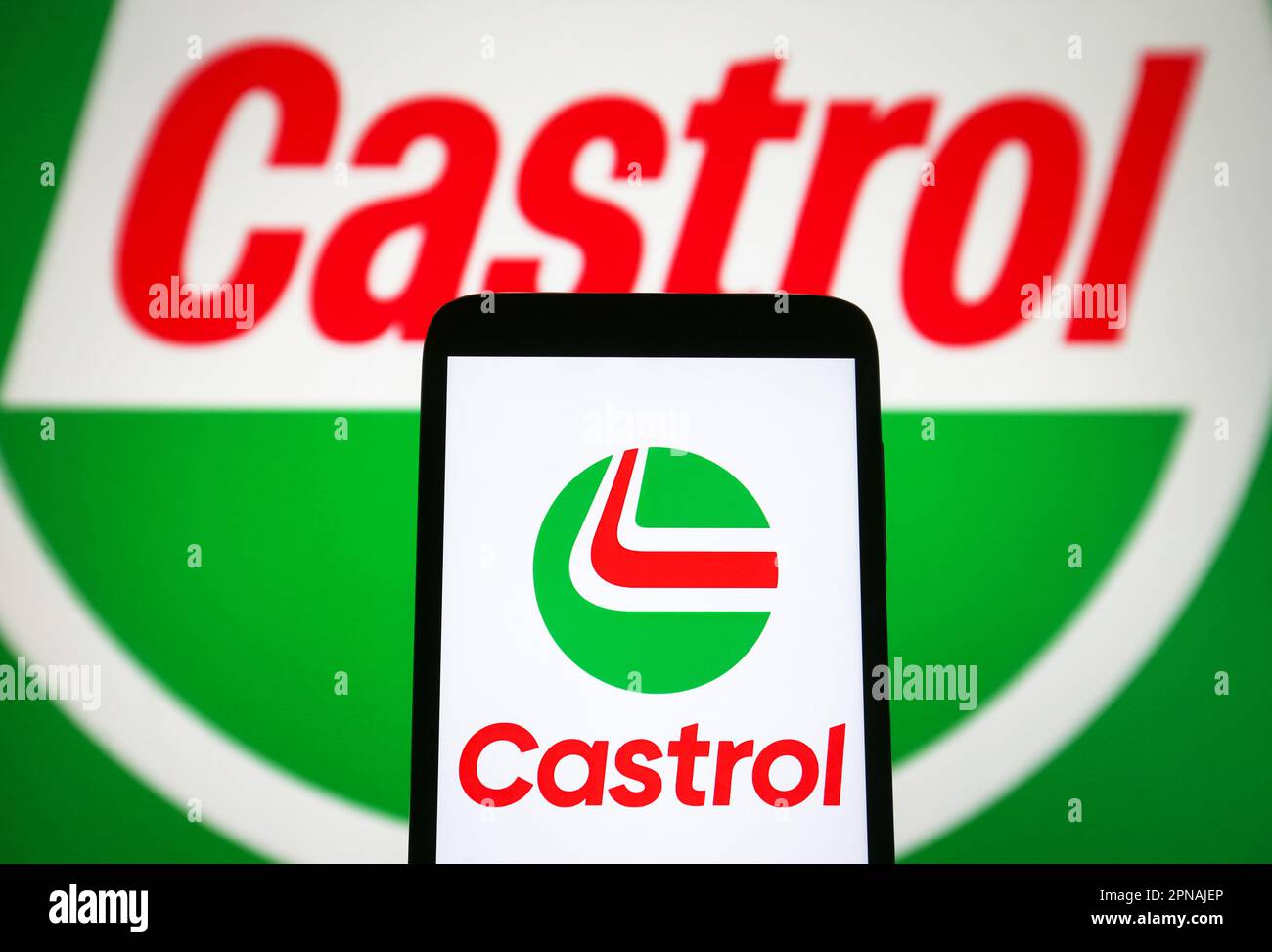 Ukraine. 17. April 2023. In dieser Abbildung ist das Castrol Limited Logo auf einem Smartphone und einem pc-Bildschirm zu sehen. Kredit: SOPA Images Limited/Alamy Live News Stockfoto