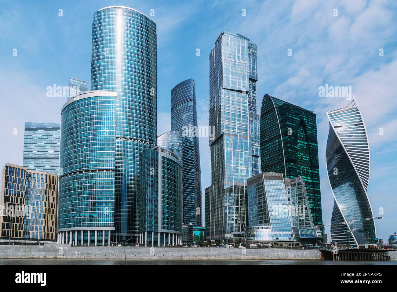 Blick auf die Wolkenkratzer des Stadtteils Moskau am sonnigen Frühlingstag. Moskau. Russland Stockfoto