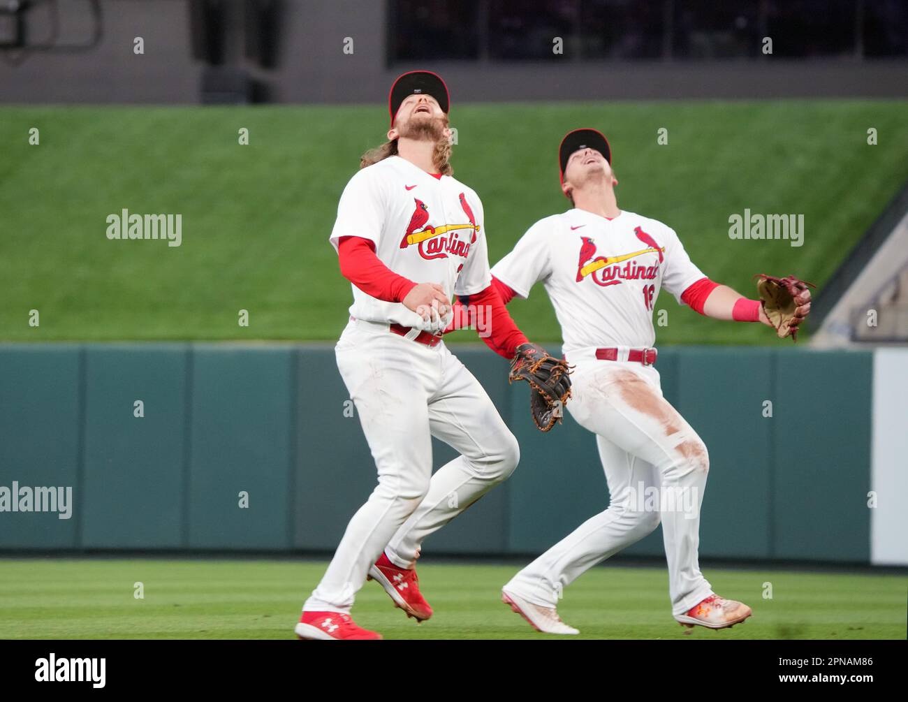 St. Louis, Usa. 17. April 2023. St. Louis Cardinals Nolan Gorman und Brendan Donovan verfolgen einen Fliegenball im rechten Feld, getroffen von Arizona Diamondbacks Lourdes Gurriel Jr., im vierten Inning im Busch Stadium in St. Louis am Montag, den 17. April 2023. Foto: Bill Greenblatt/UPI Credit: UPI/Alamy Live News Stockfoto