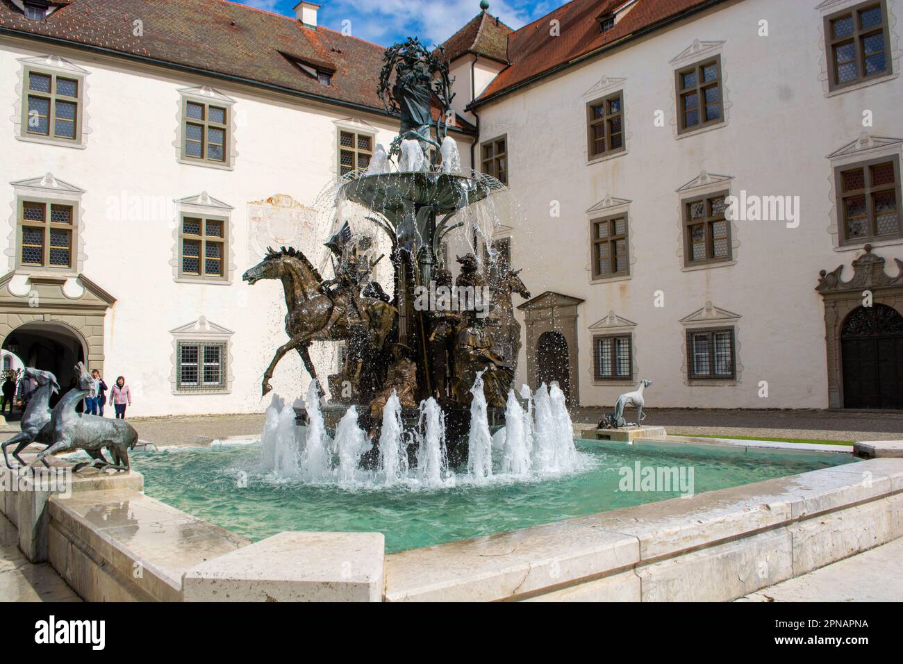 Leutkirch, Deutschland - April 2023: Schöner Brunnen mit Sprühwasser im Schloss Zeil bei Leutkirch Stockfoto