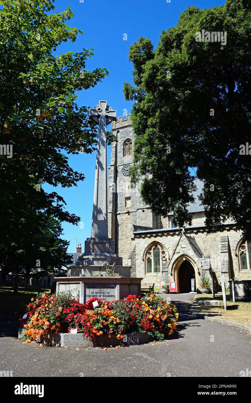 Blick auf den Eingang zur Sidmouth Parish Church mit einem Memorial cenotaph im Vordergrund, Sidmouth, Devon, Großbritannien, Europa. Stockfoto