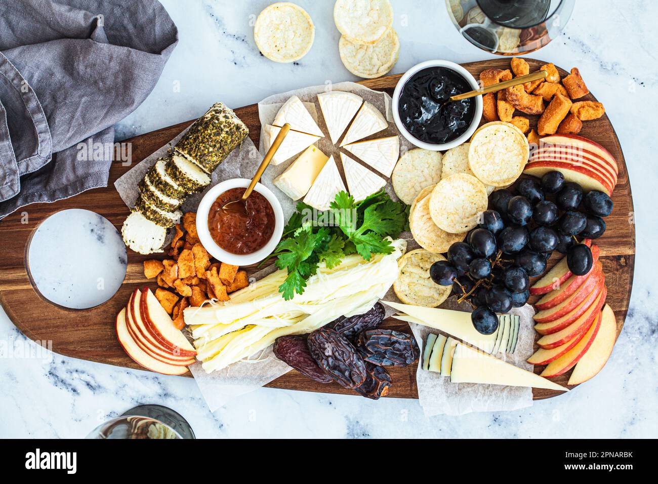 Käseplatte mit Obst und Crackern, Draufsicht. Partyessen, Essteller, europäische Vorspeisen. Stockfoto