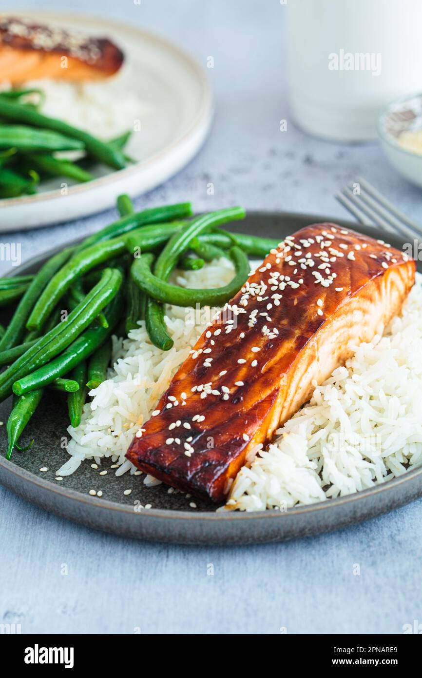 Honig-Teriyaki-Lachs mit grünen Bohnen und Reis. Asiatische Küche nach Rezept. Stockfoto