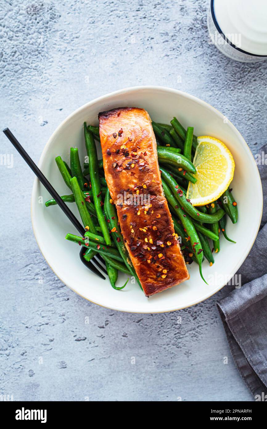 Scharfer Teriyaki-Lachs mit grünen Bohnen, Draufsicht. Asiatische Küche nach Rezept. Stockfoto