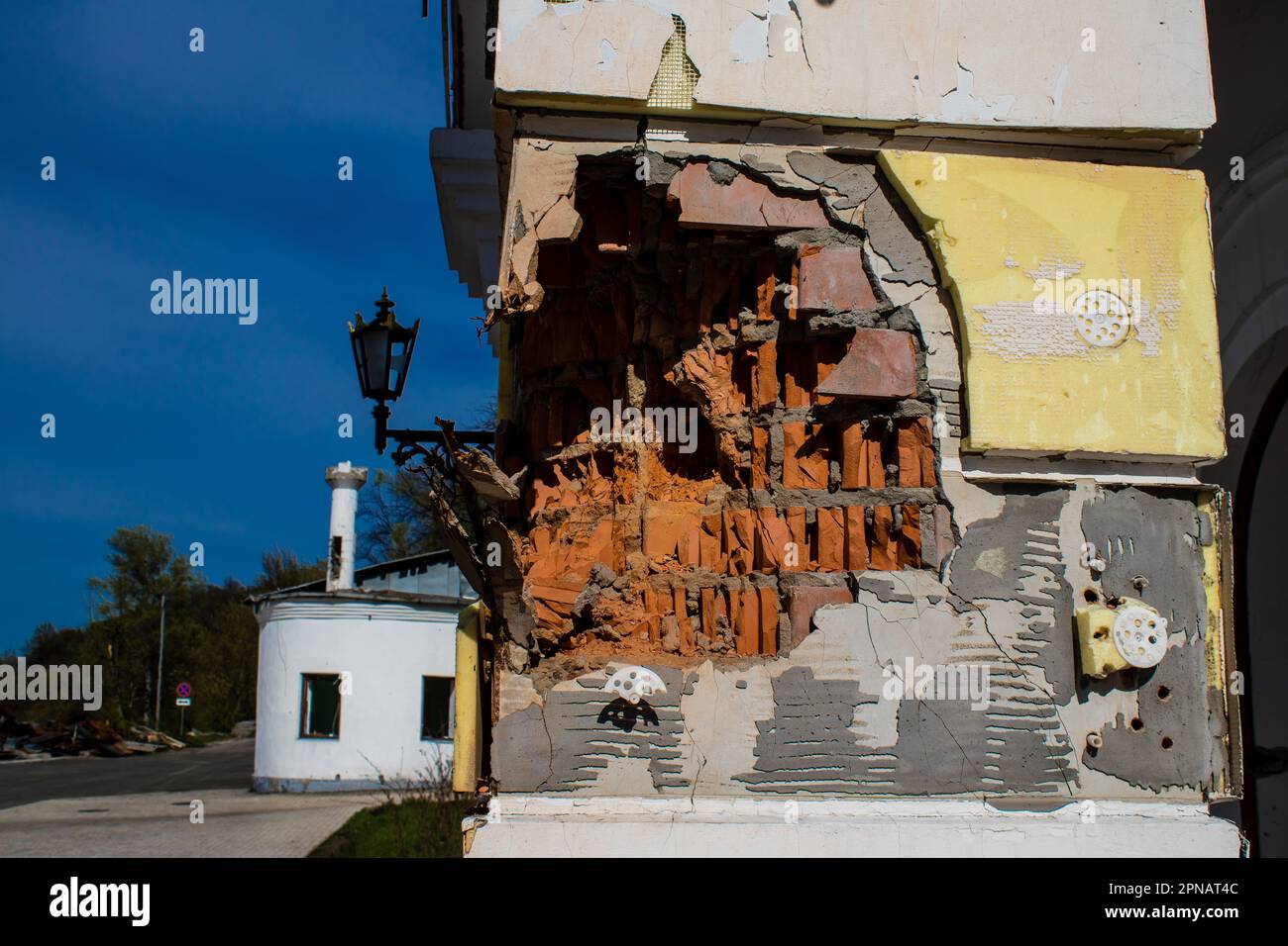 Das Kloster Svjatohirsk Laura wurde durch Granatsplitter der Explosion ...
