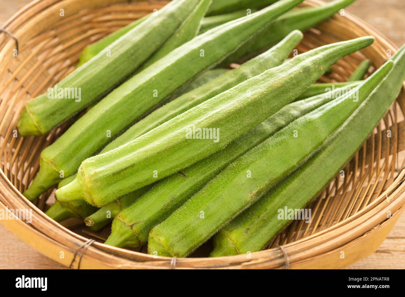 Okra, Lady's Finger, Bhindi und Bamies, Gemüse und Kräuter im Korb. Stockfoto