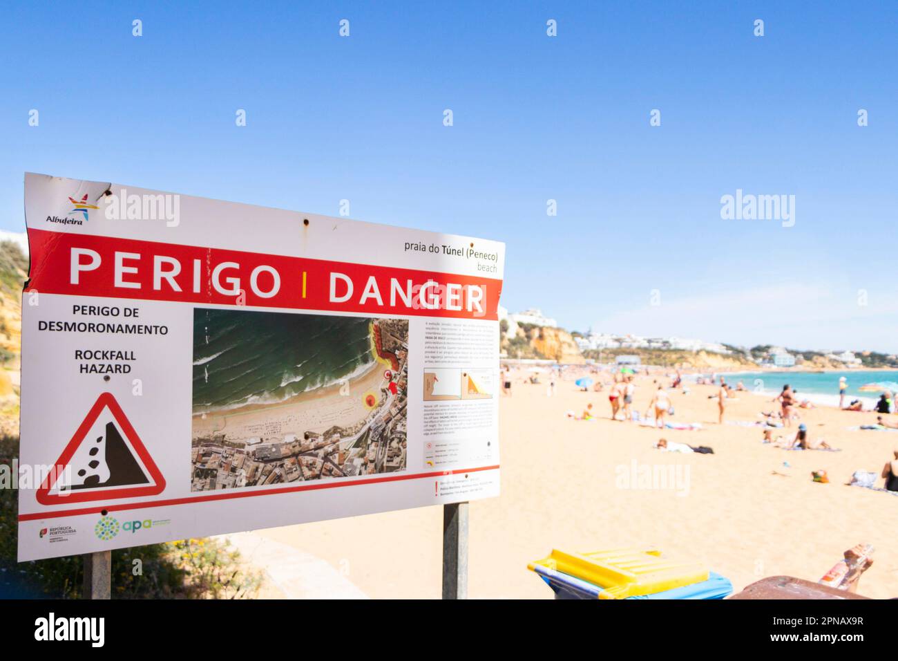 Gefahrenschild für herabfallende Felsen am Strand in albufeira algarve portugal Stockfoto