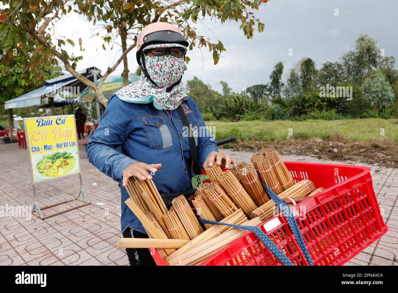 Eine Frau, die Stäbchen aus Holz verkauft. Chau Doc. Vietnam. Stockfoto