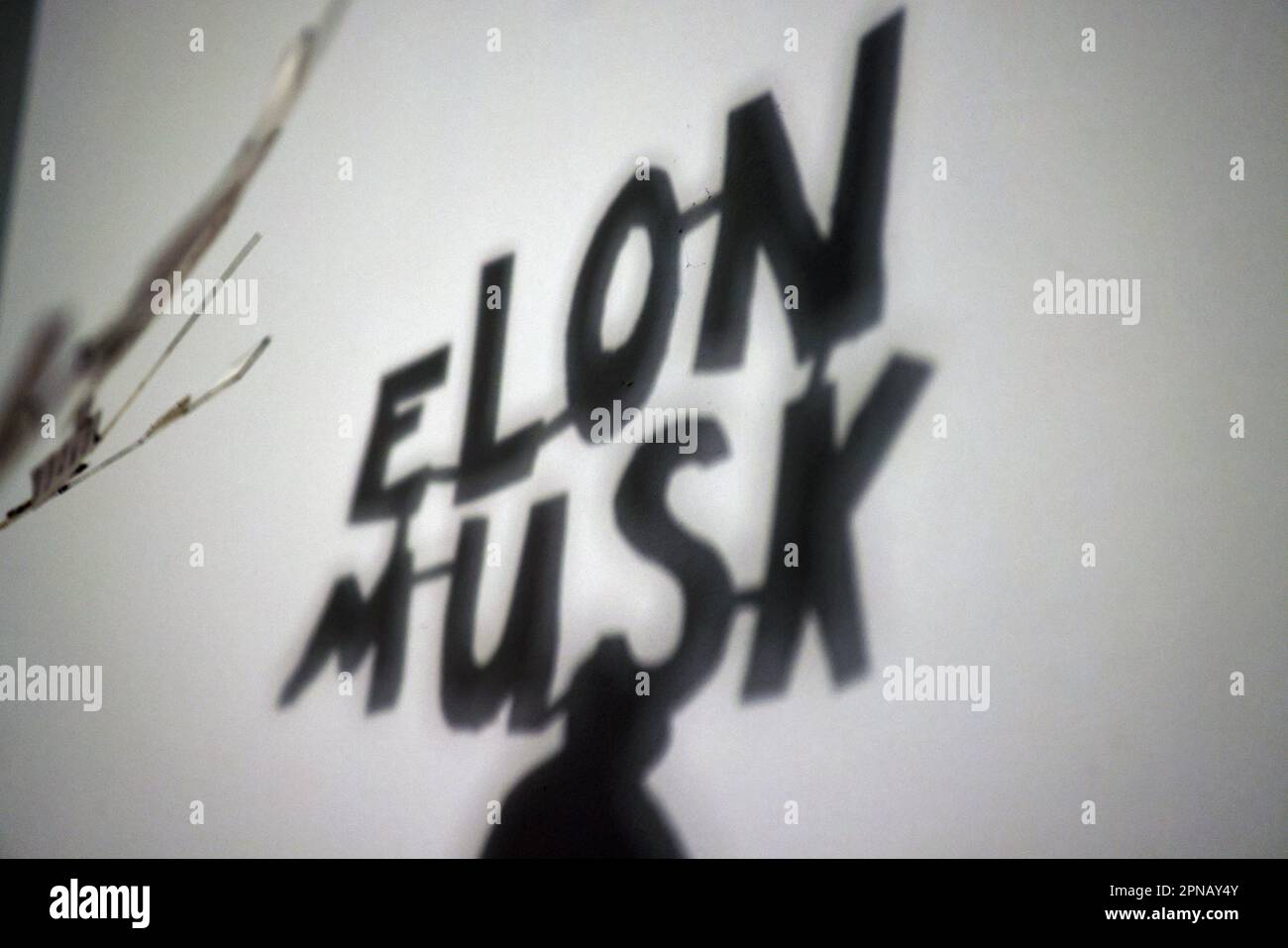 Schatten auf einer Wand, die die Gefahren von KI, künstlicher Intelligenz, Chat GPT und die Dominanz von Elon Musk, London, Großbritannien, darstellen. Stockfoto