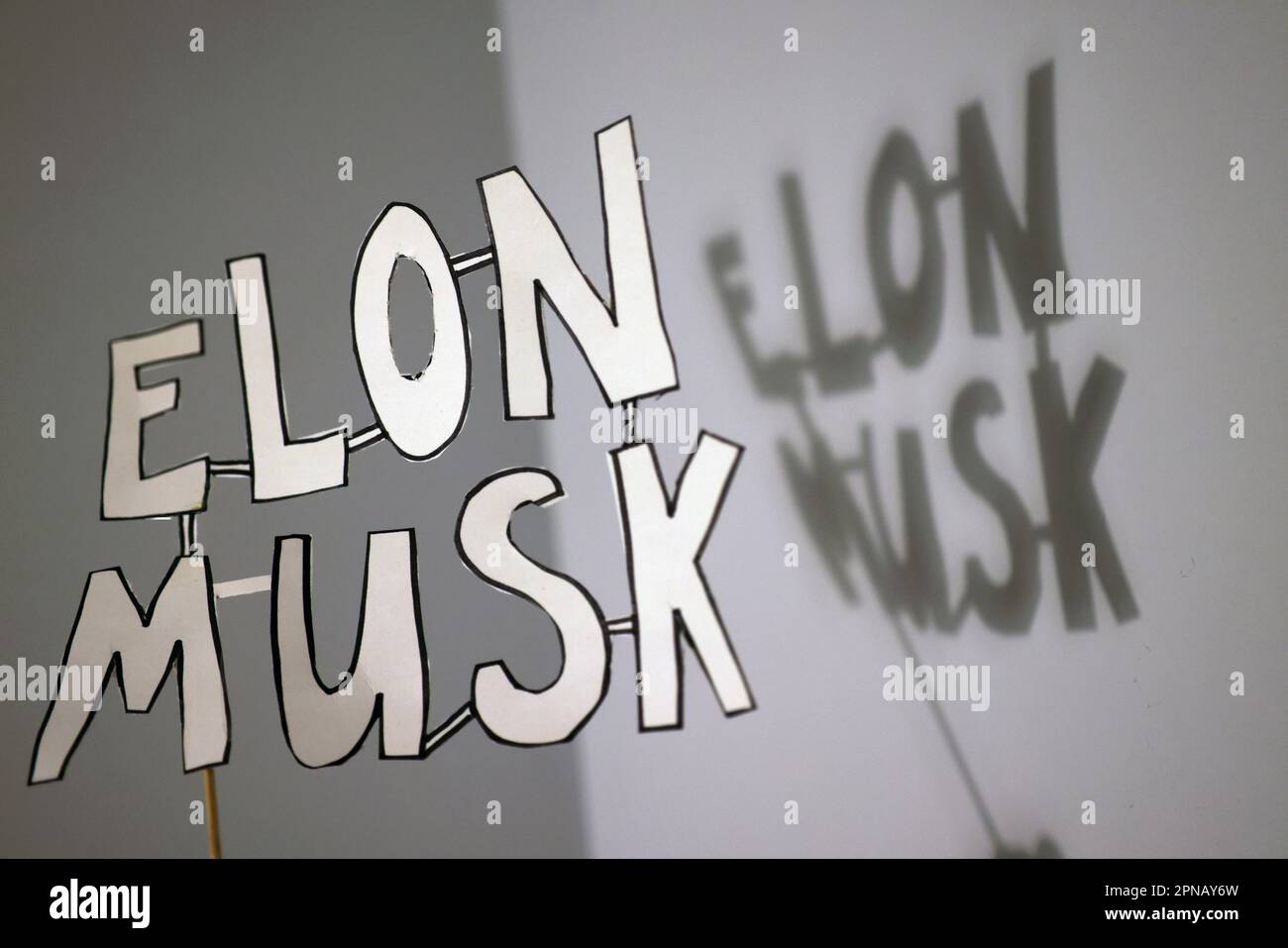 Schatten auf einer Wand, die die Gefahren von KI, künstlicher Intelligenz, Chat GPT und die Dominanz von Elon Musk, London, Großbritannien, darstellen. Stockfoto