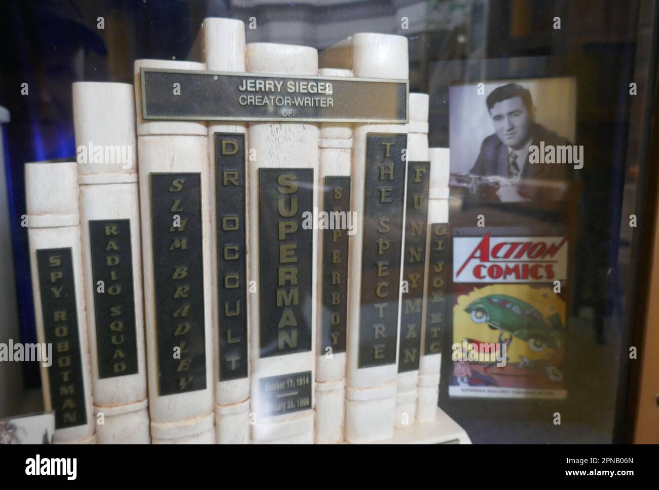 Los Angeles, Kalifornien, USA 16. April 2023 Comic Book Writer Jerry Siegel Grave in Chapel Colonnade auf dem Hollywood Forever Cemetery am 16. April 2023 in Los Angeles, Kalifornien, USA. Foto: Barry King/Alamy Stock Photo Stockfoto