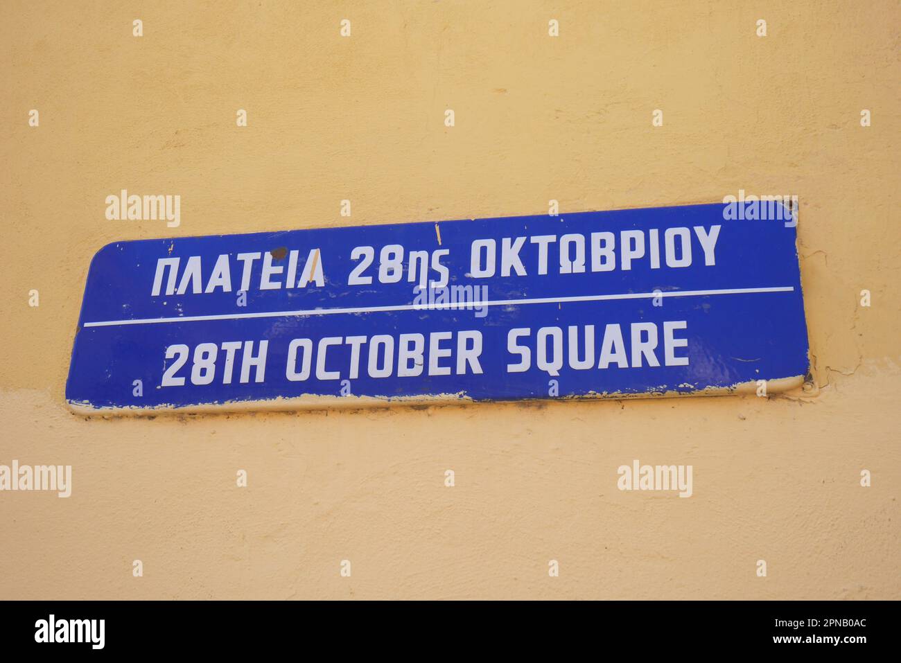 Straßenschild auf einer Mauer 28. Oktober Square, Nikosia, Republik Zypern Stockfoto