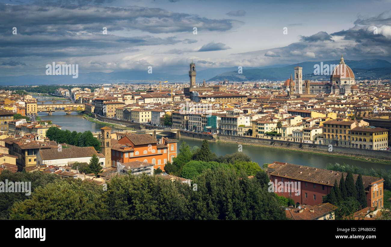 Florenz, Toskana, Italien. Gesamtblick auf das Stadtzentrum über den Fluss Arno. Das historische Zentrum von Florenz gehört zum UNESCO-Weltkulturerbe Stockfoto