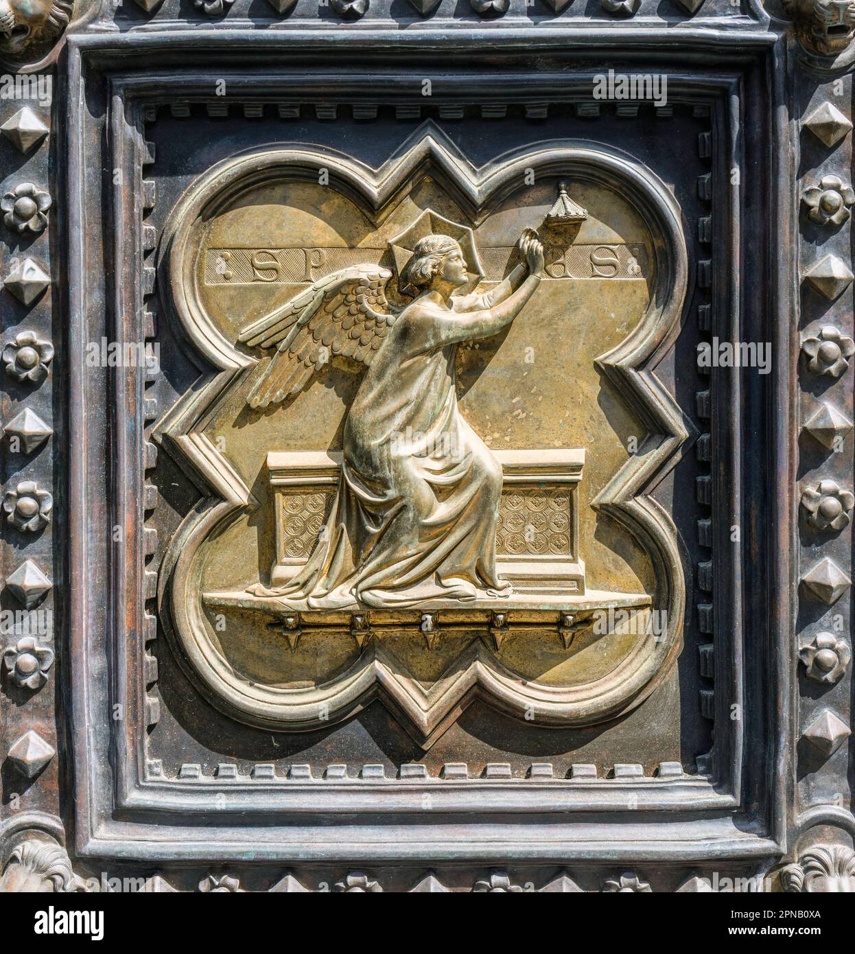 Podiumsdiskussion mit Hope an der Südtür des Battistero di San Giovanni oder Baptisterium von St. John. Spes war die römische Göttin der Hoffnung. Das 28-Fenster Stockfoto