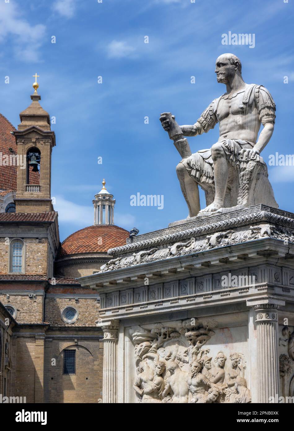 Denkmal für Lodovico de' Medici, bekannt als Giovanni delle Bande Nere, auf der Piazza San Lorenzo, Florenz, Toskana, Italien. Das italienische renaissance-mär Stockfoto