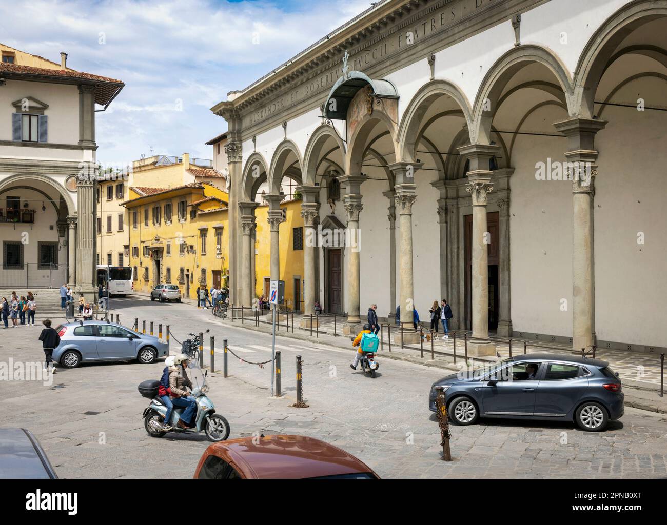 Alltag auf der Piazza della Santissima Annunziata. Florenz, Toskana, Italien. Das historische Zentrum von Florenz gehört zum UNESCO-Weltkulturerbe Stockfoto