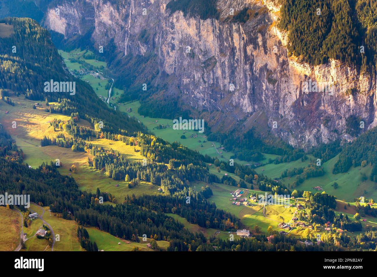 Lauterbrunnental, Dorf und Staubbachfall in den Schweizer Alpen, Schweiz Stockfoto