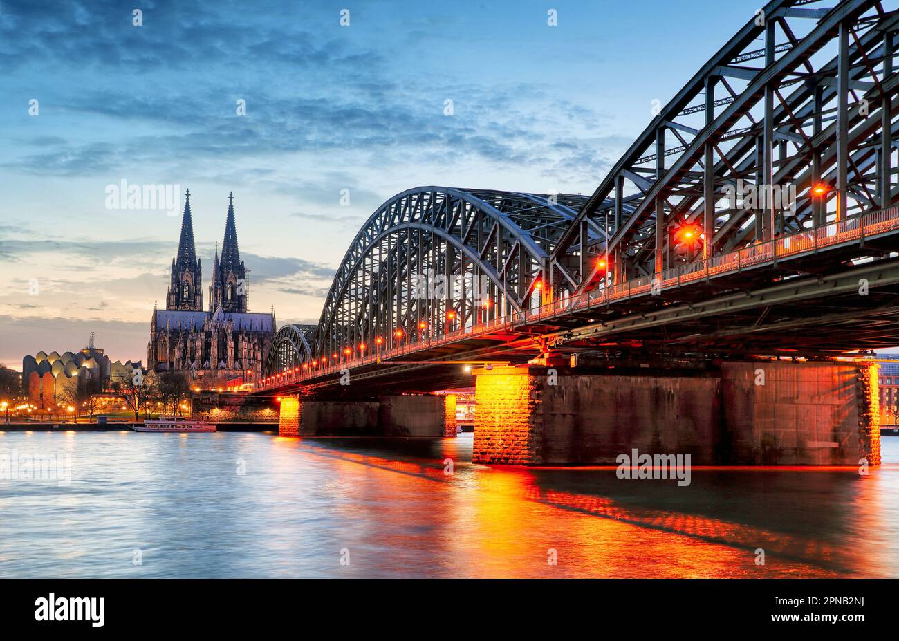 Kölner Dom bei Nacht Stockfoto