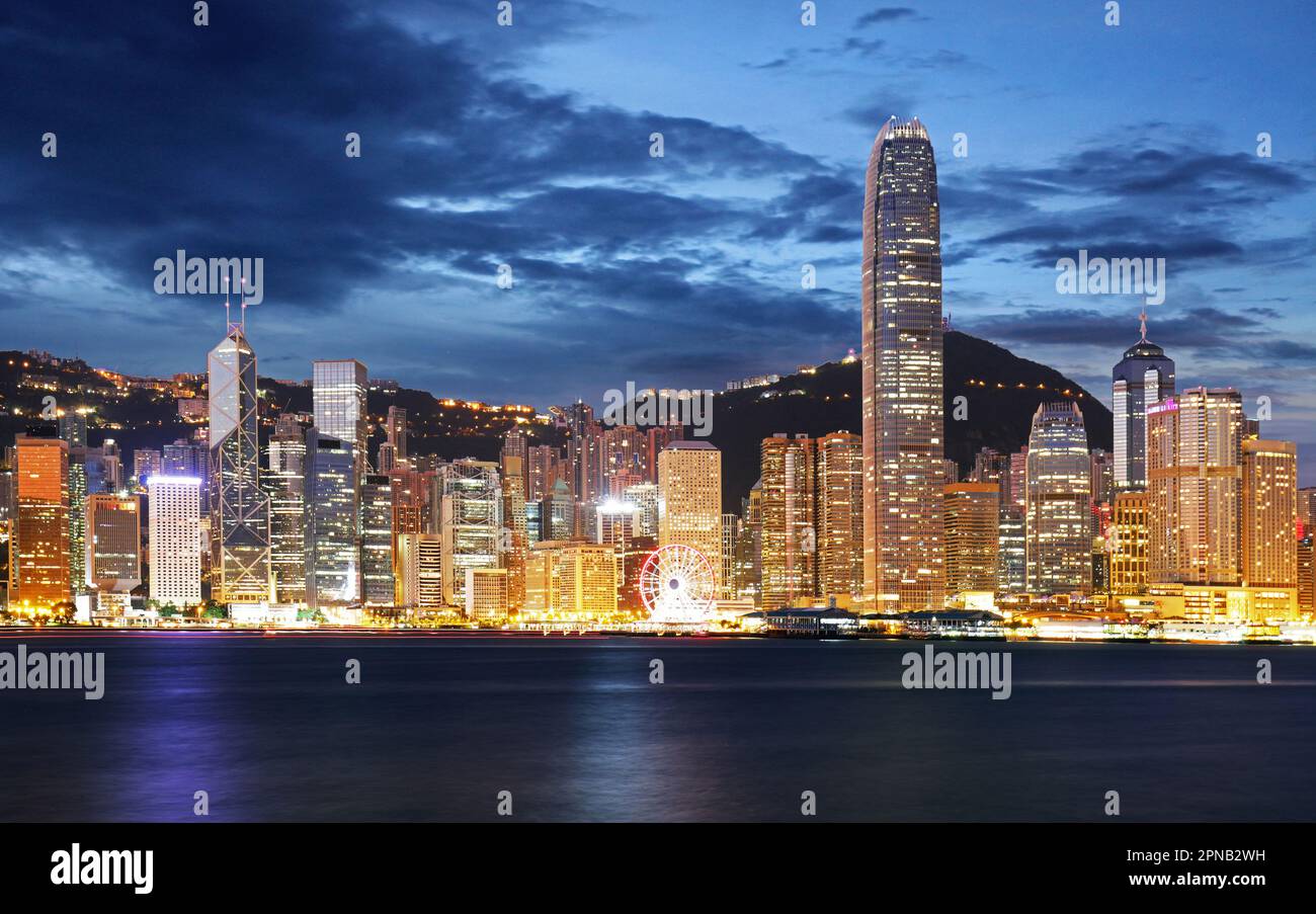 Hongkong bei Nacht, finanzielle Abwärtsbewegung mit Wolkenkratzern Stockfoto