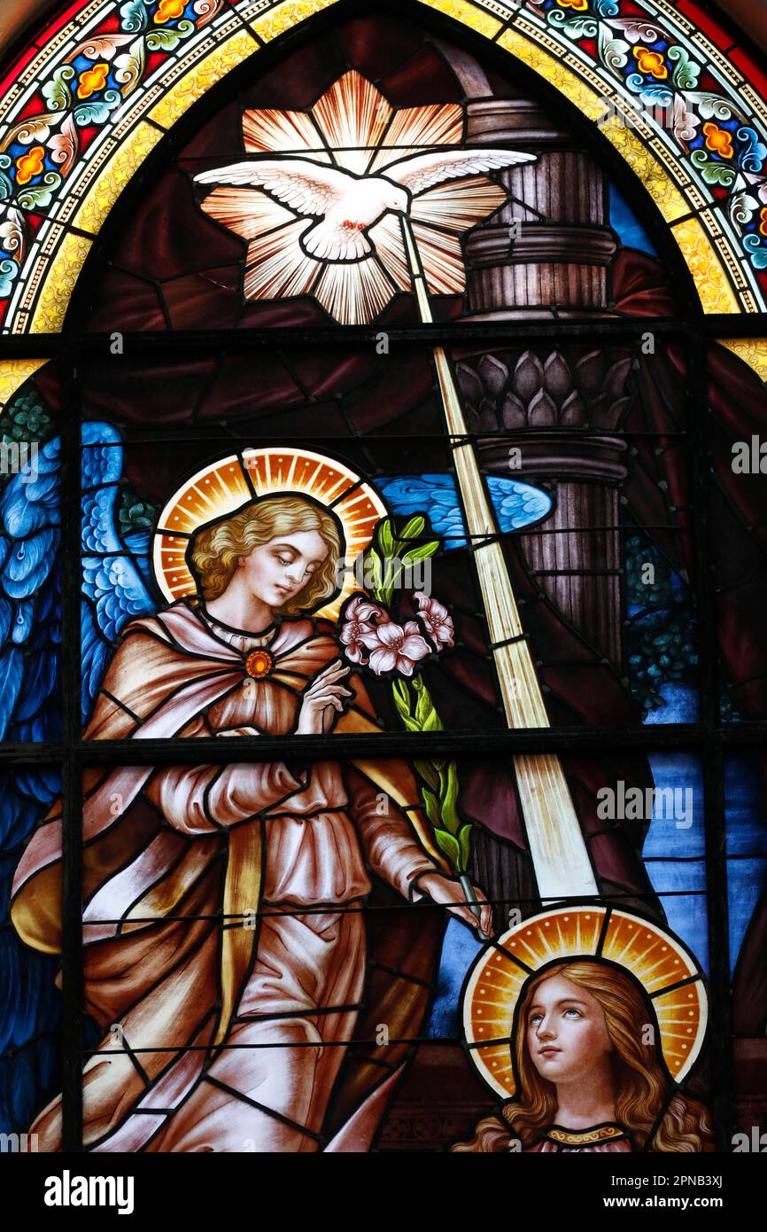 Fatima Kirche. Buntglas. Die Verkündung ist die Ankündigung des Engels Gabriel an die Jungfrau Maria, dass sie die Mutter Jesu werden wird. Stockfoto
